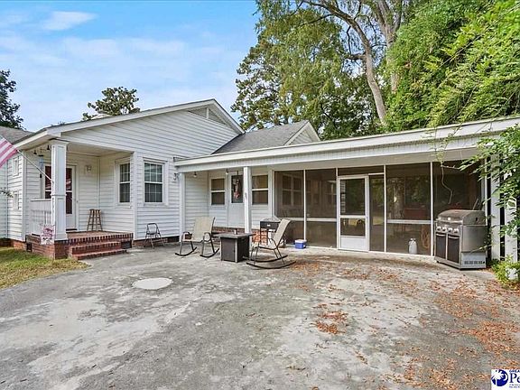 3rd image of 400 Woodland Dr