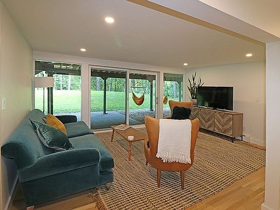 3rd image of 6 Houghton Ln