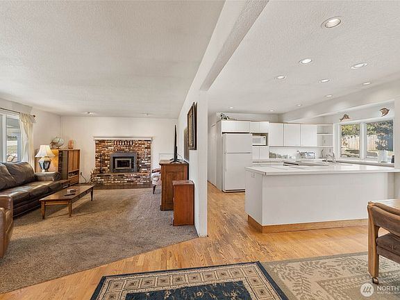 3rd image of 410 N Floral Avenue
