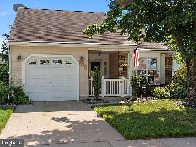 1st image of 106 Bastian Dr