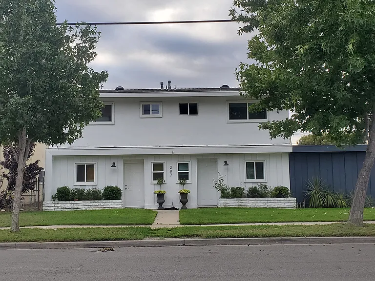 297 16th Pl #B — Photo 1
