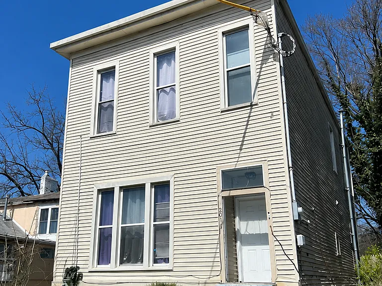 2017 W Jefferson St — Photo 1