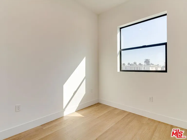 2817 S Redondo Blvd — Photo 20
