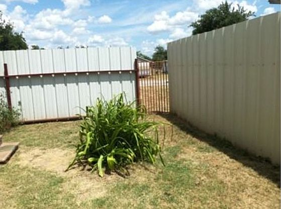 2nd image of 601 W Bois D Arc St
