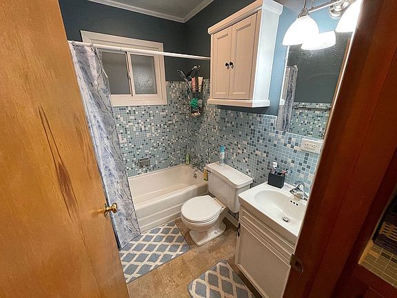 4th image of 208 Whiteheirs St
