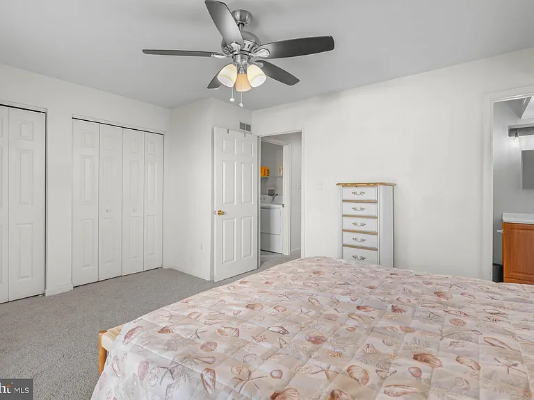 413 Beach Ave W #B — Photo 12