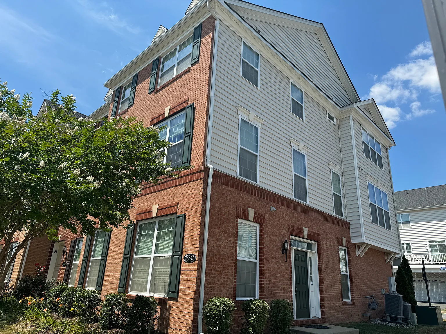 4 bed, 3.5 bath, 2180 sqft, $3,300 — Photo 2
