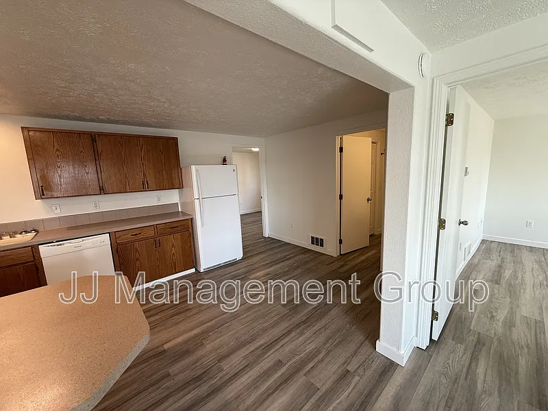 2 bed, 1.0 bath, 950 sqft, $1,350 — Photo 3