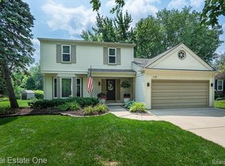 318 Arlington Dr, Rochester Hills, MI 48307