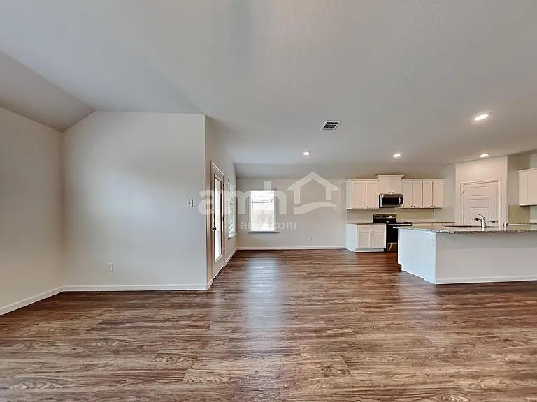 463 Silverstone Dr — Photo 7