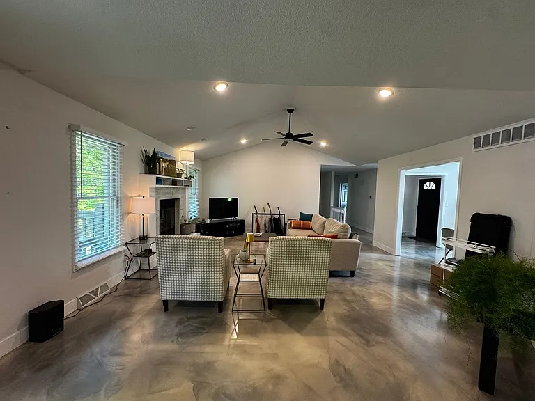 2301 Grant Ln — Photo 58