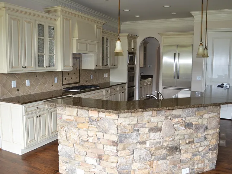 Great kitchen w/ double oven and 2 pantries
