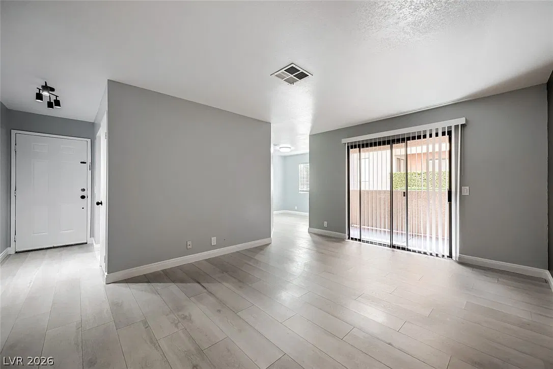 2 bed, 2.0 bath, 1074 sqft, $1,550 — Photo 2