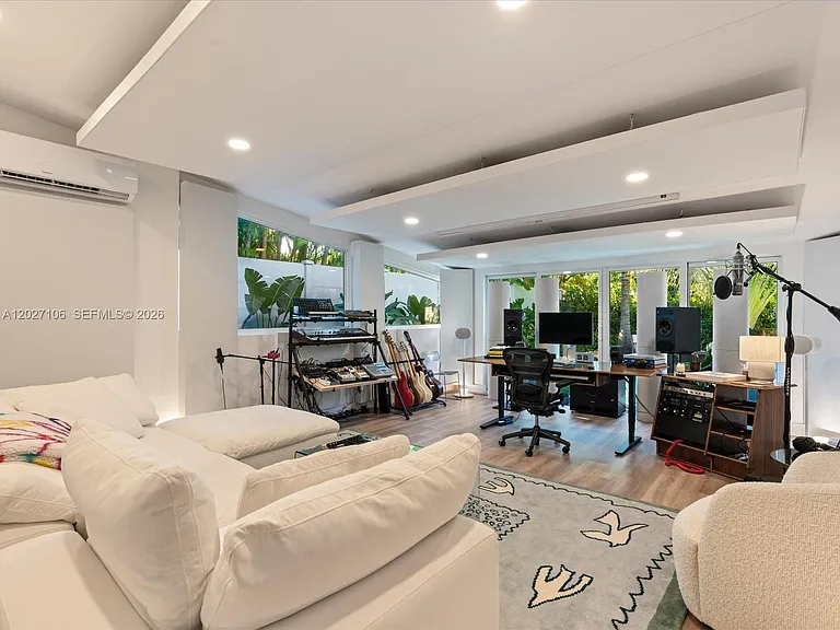 1945 Alamanda Dr — Photo 24