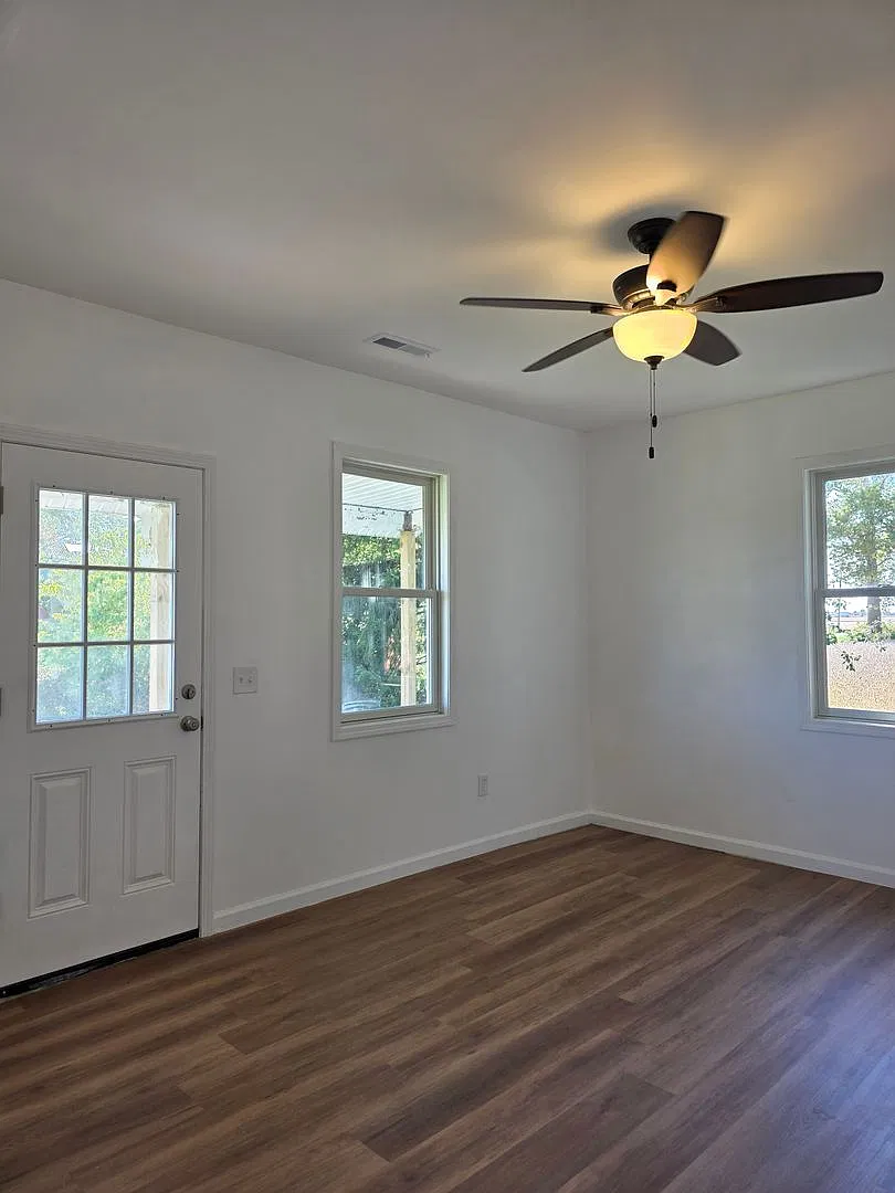 Large, Spacious totally rehabbed home on a large private lot in Eastwood district — Photo 3