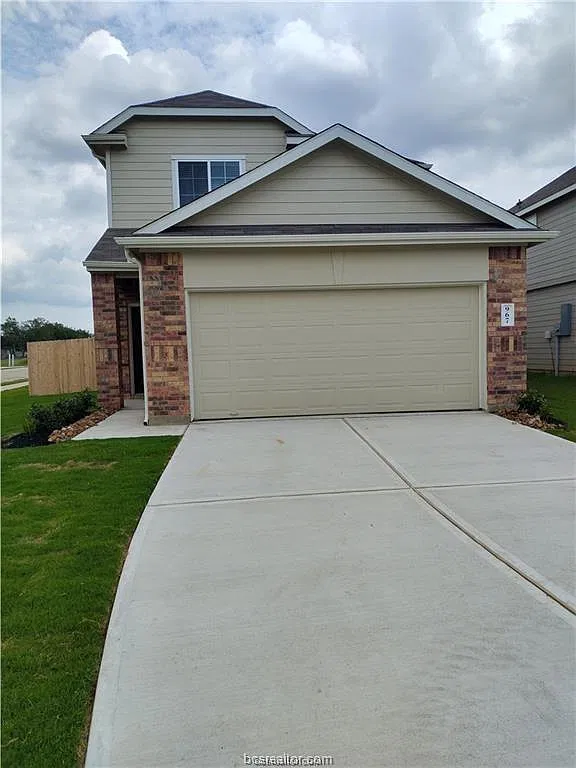 967 Crossing Dr — Photo 1