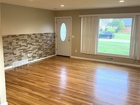 2nd image of 2416 Heatherlane Dr