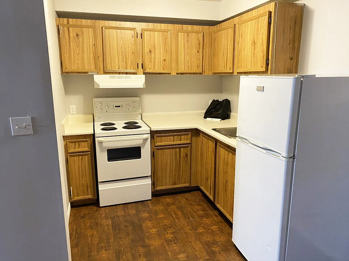 Redwood Manor — Photo 4