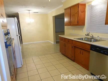 4th image of 1458 Davis Dr