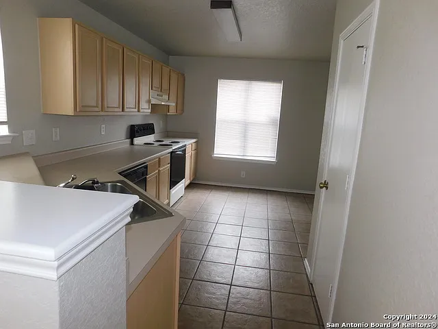 3 bed, 2.5 bath, 1627 sqft, $1,595 — Photo 2
