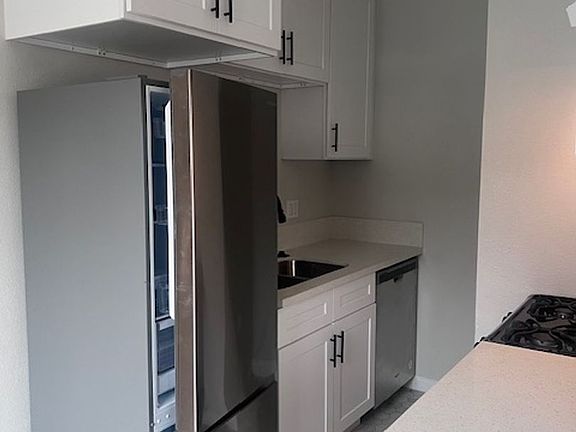 3rd image of 4421 Wall St #4423