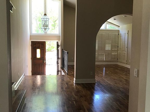 3rd image of 427 Sundance St