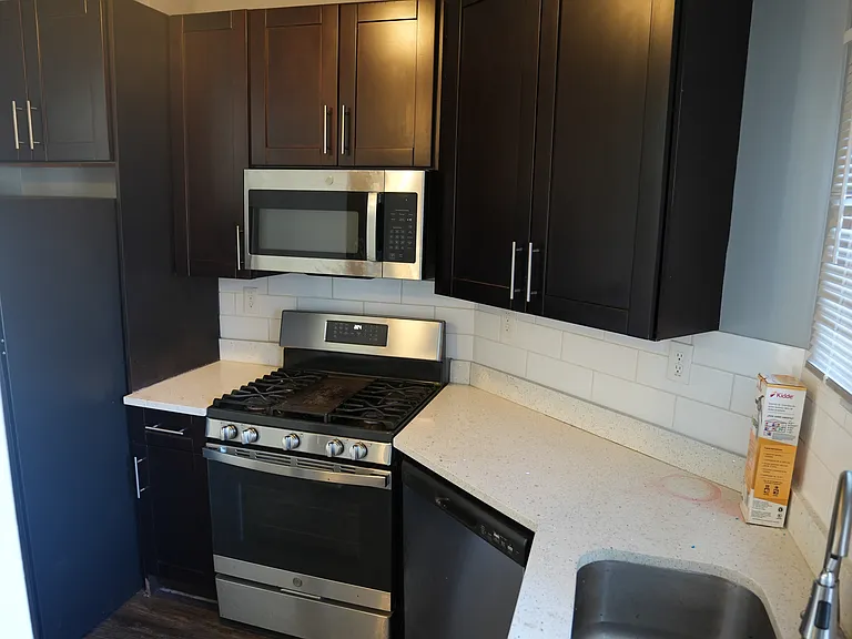 1204 Bonaparte Ave — Photo 4