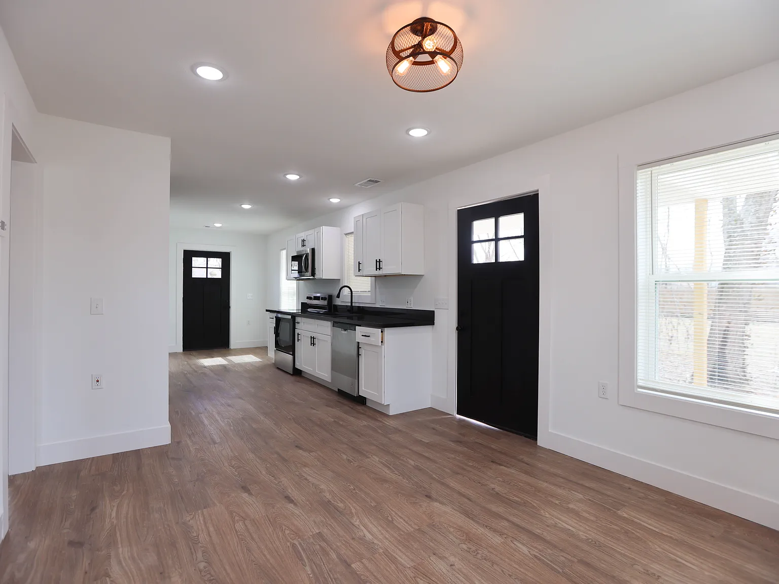 2 bed, 704 sqft, $900 — Photo 2