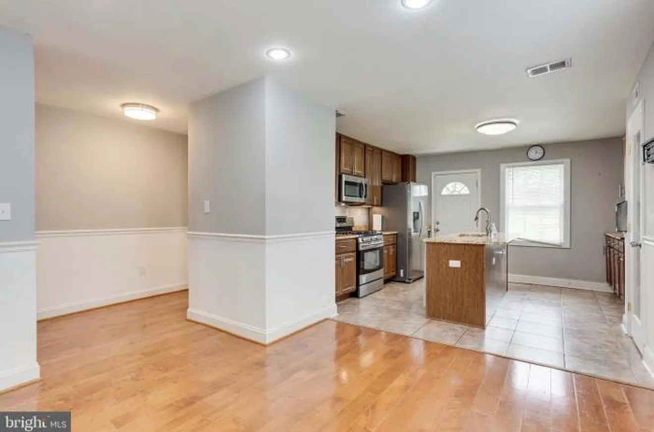 3 bed, 1600 sqft, $2,300 — Photo 2