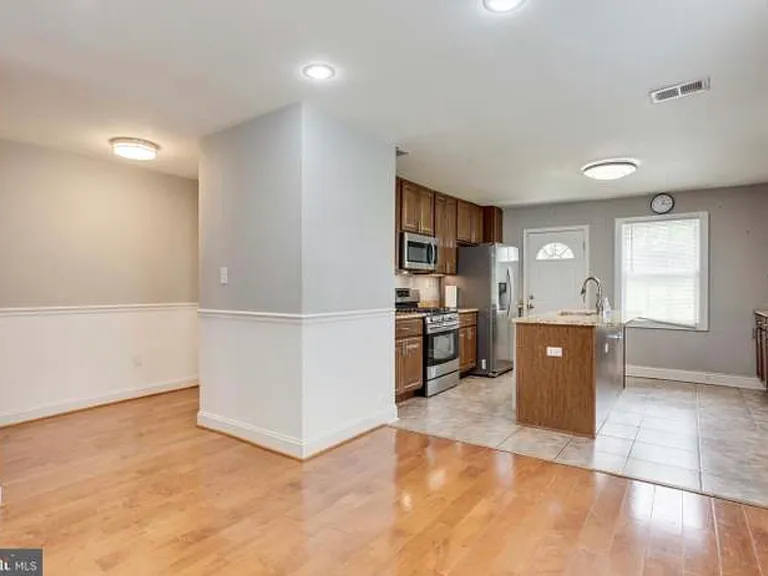 5215 Dix St NE — Photo 2