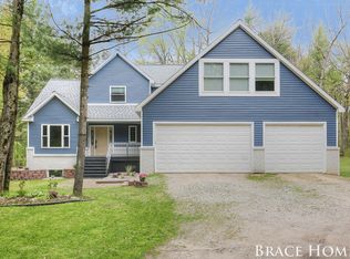 9925 Falcon Trl, Howard City, MI 49329