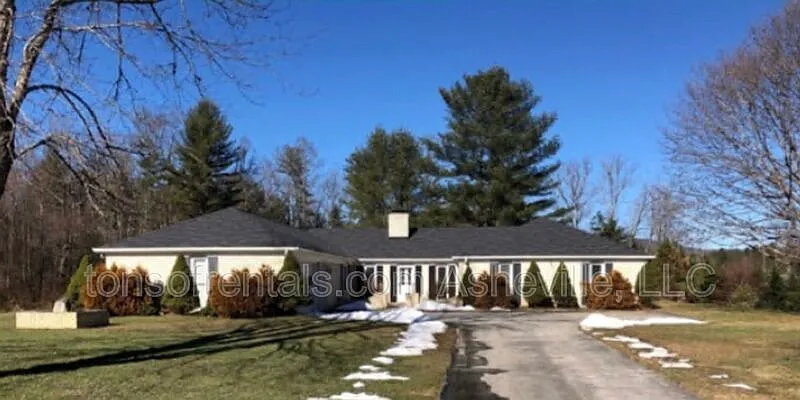 3 bed, 2.5 bath, 2550 sqft, $2,395 — Photo 1