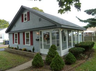 62 Hutchinson St, Warwick, RI 02886