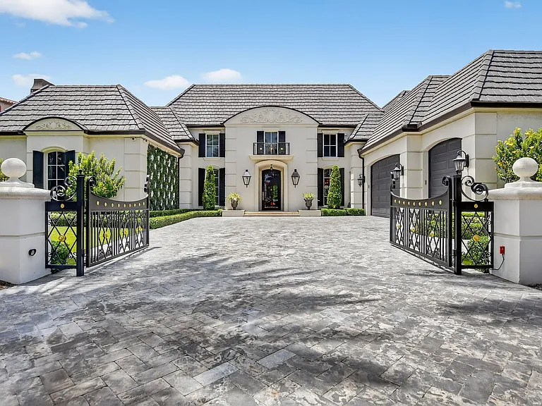 377 E Coconut Palm Rd — Photo 2