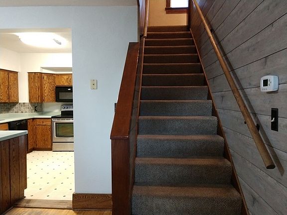 4th image of 165 E 6th St