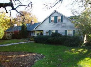 1 The Rise, Woodbury, NY 11797