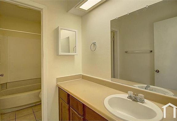 4th image of 2314 Capitan Dr APT A