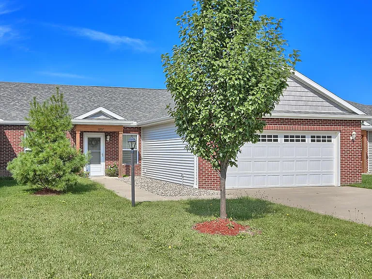 1213 Roberto Rd — Photo 3