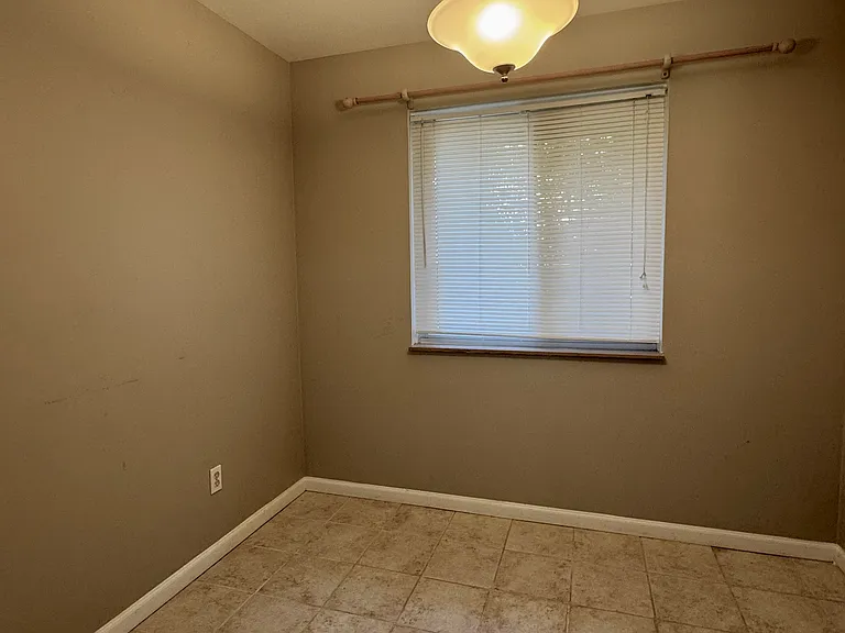 852 N Main St — Photo 6
