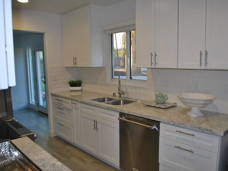 Elaine Dr — Photo 15