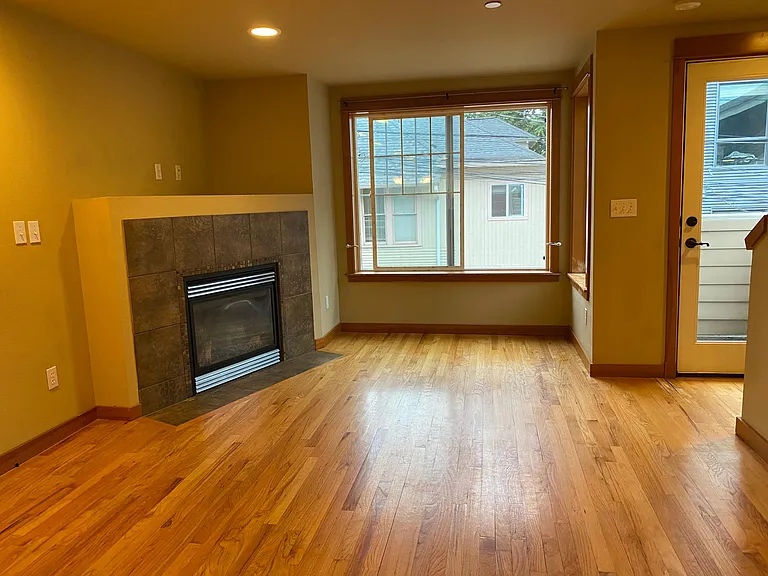5010 12th Ave NE — Photo 4