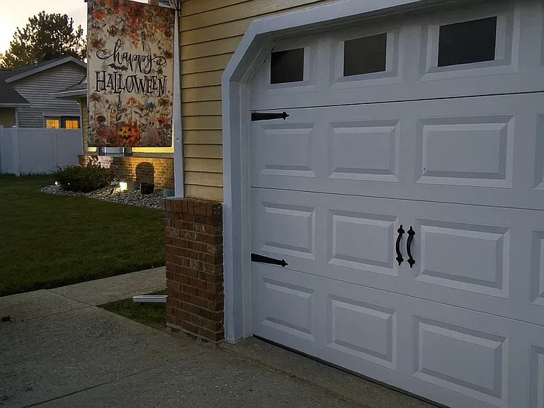 4586 Shattuck Rd — Photo 2