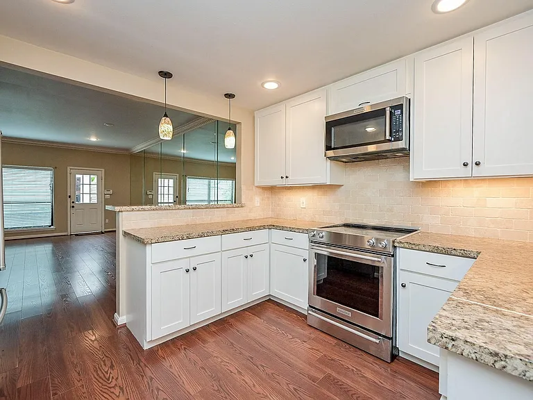 573 N Post Oak Ln — Photo 20