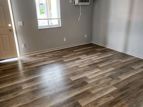 5th image of 810 S Farmer St APT 1