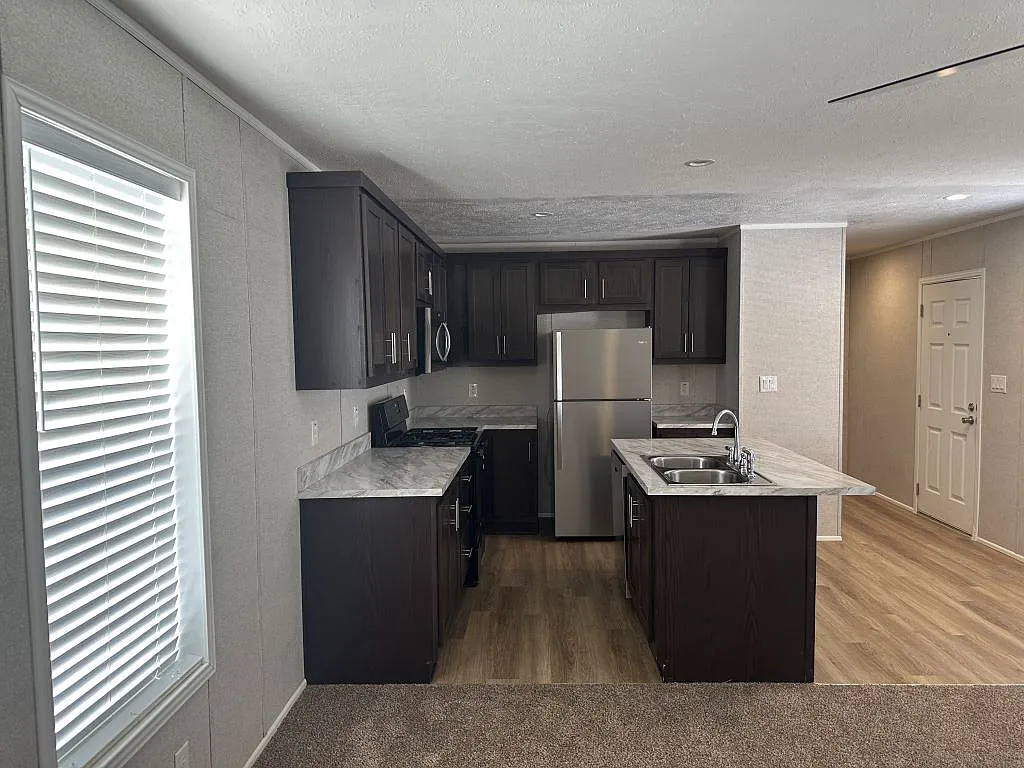 3 bed, 2.0 bath, 936 sqft, $1,670 — Photo 3