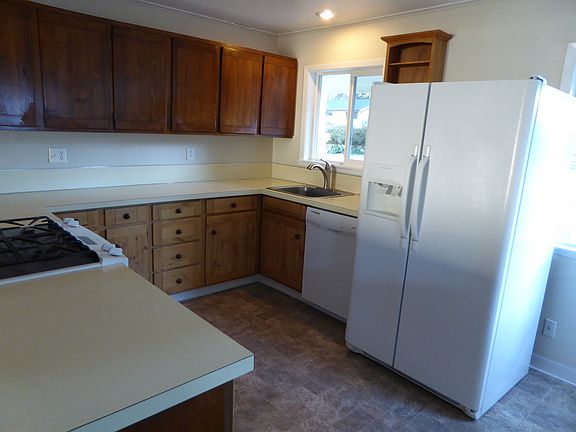 2nd image of 16637 NE Hassalo St