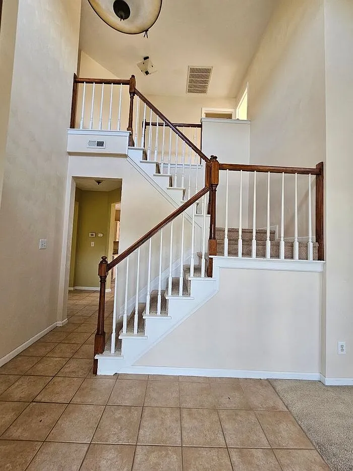 4 bed, 2.5 bath, 2287 sqft, $2,500 — Photo 2