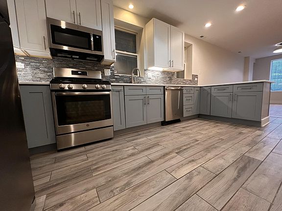 4th image of 1425 N Wood St #1F