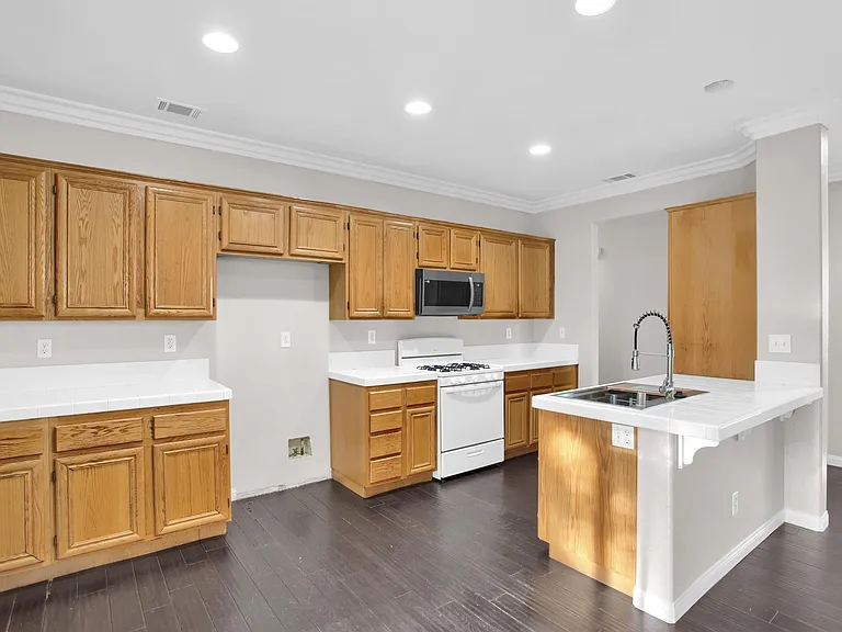 409 Sutro Ct — Photo 7