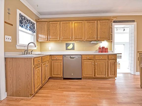 5th image of 172 Lakeshore Dr
